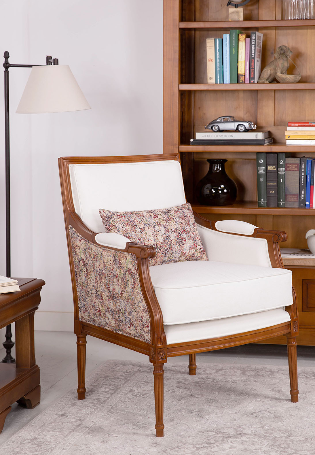 Fauteuil de style Louis XVI  en Merisier massif  Recouvert d'un tissu d'ameublement 1 SEUL DE DISPONIBLE