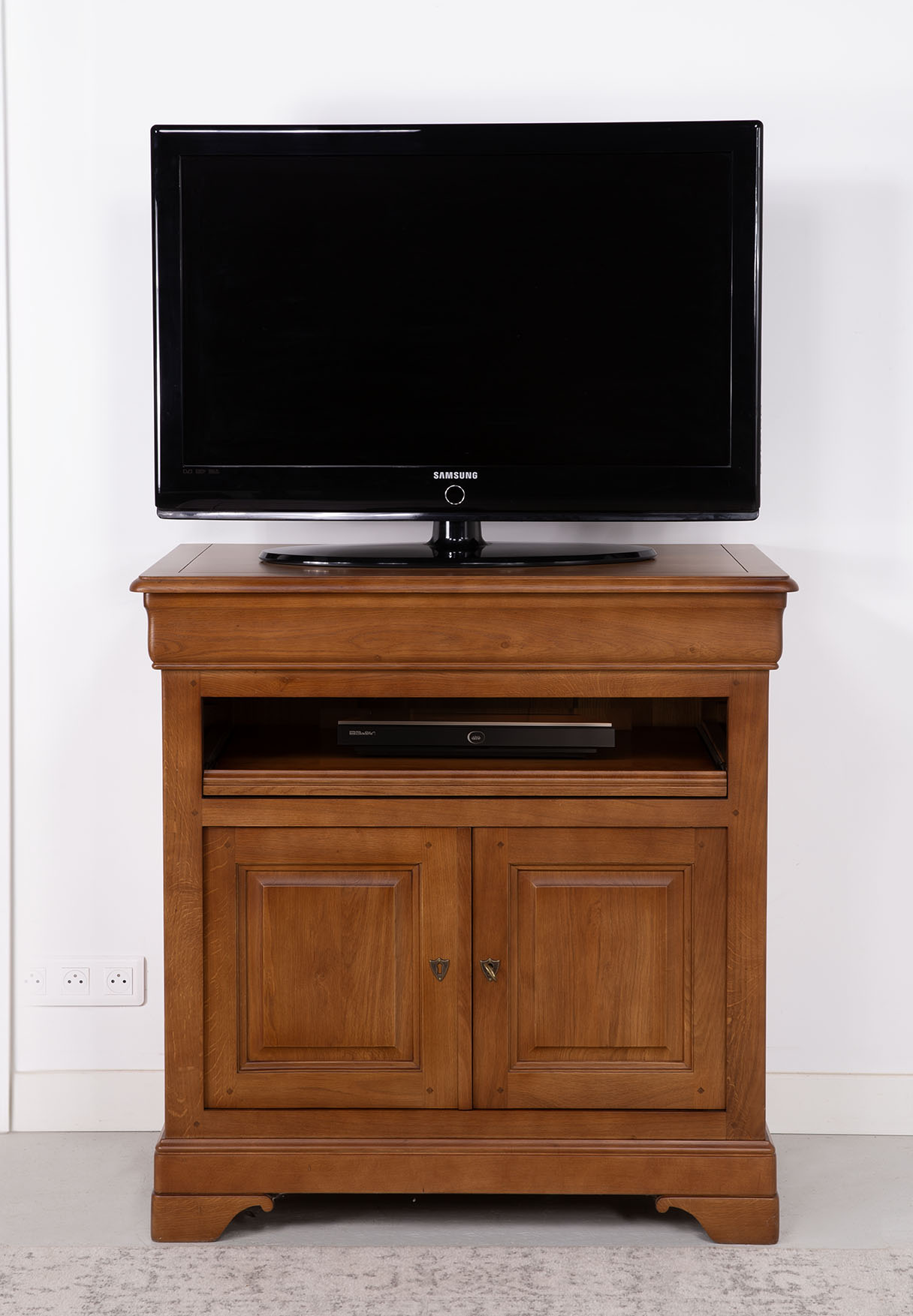 Meuble TV 2 portes Grégoire  en Chêne Massif de style Louis Philippe SEULEMENT 1 DISPONIBLE dans une finition chêne moyen (ce meuble ne sera plus fabriqué)