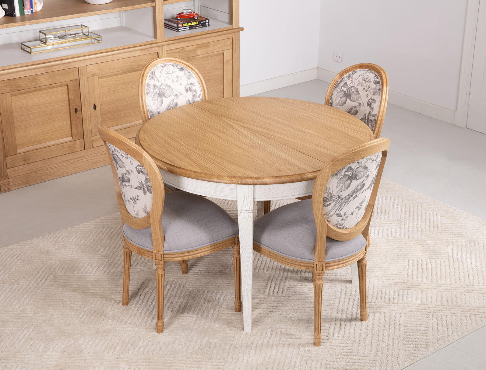 Table ronde 4 pieds -  en Chêne Massif de style Louis Philippe Diamètre 110 cm Finition Chêne naturel et Ivoire Patiné SEULEMENT 1 DISPONIBLE